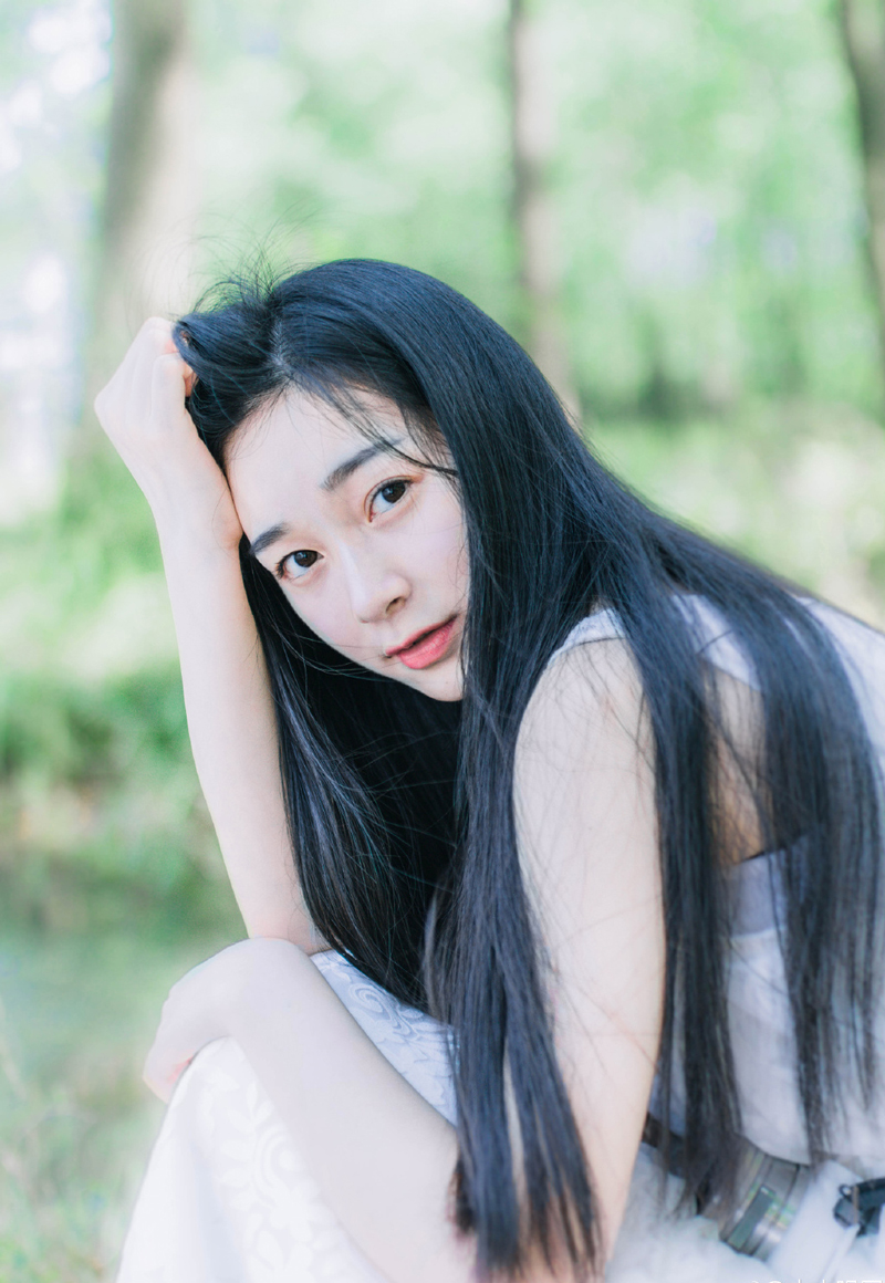 曾认为即使穷困潦倒走投无路，亲情就是最后的稻草，也会伸出温暖的双手。现在慢慢才知道，变质了的亲情就只剩无情了，疏远和冷漠才是真正的面孔！实力永远决定你在亲情中的位置！任何时候只能相信自己。
